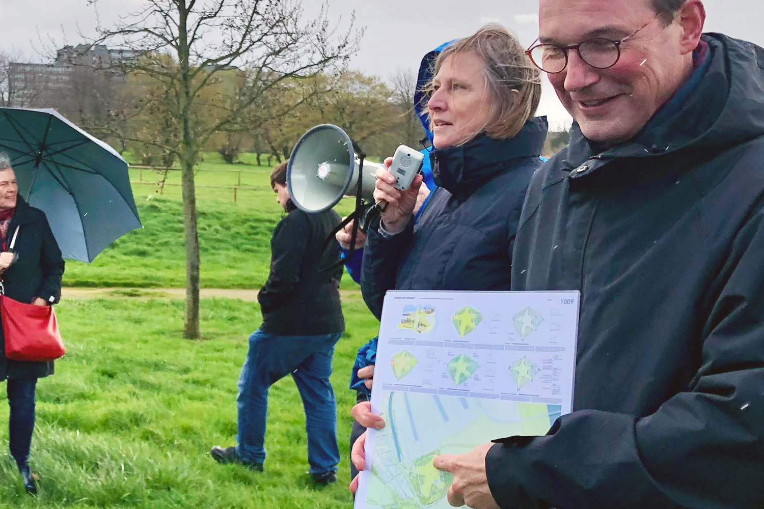 Die Geschäftsführung der LAGA Neuss 2026 GmbH, Annette Nothnagel und Christoph Hölters, führten gemeinsam mit dem Verein Grünes Herz e.V. über das Gelände der Landesgartenschau 2026. | Foto: Grünes Herz Neuss e.V. Die Geschäftsführung der LAGA Neuss 2026 GmbH, Annette Nothnagel und Christoph Hölters, führten gemeinsam mit dem Verein Grünes Herz e.V. über das Gelände der Landesgartenschau 2026. | Foto: Grünes Herz Neuss e.V.
