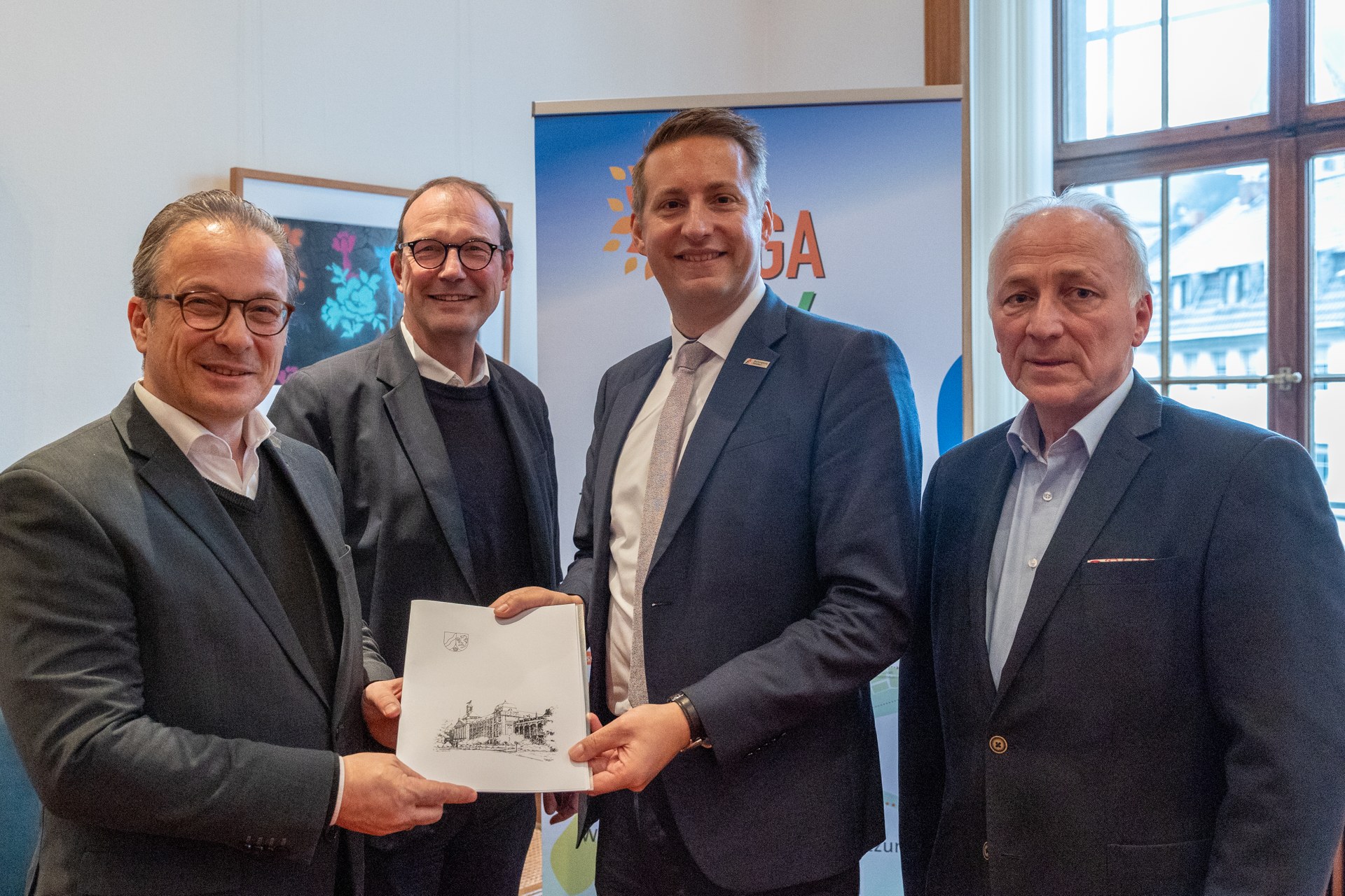 Regierungspräsident Thomas Schürmann übergibt den Förderbescheid an Bürgermeister Reiner Breuer. | Foto: Stadt Neuss Regierungspräsident Thomas Schürmann übergibt den Förderbescheid an Bürgermeister Reiner Breuer. | Foto: Stadt Neuss