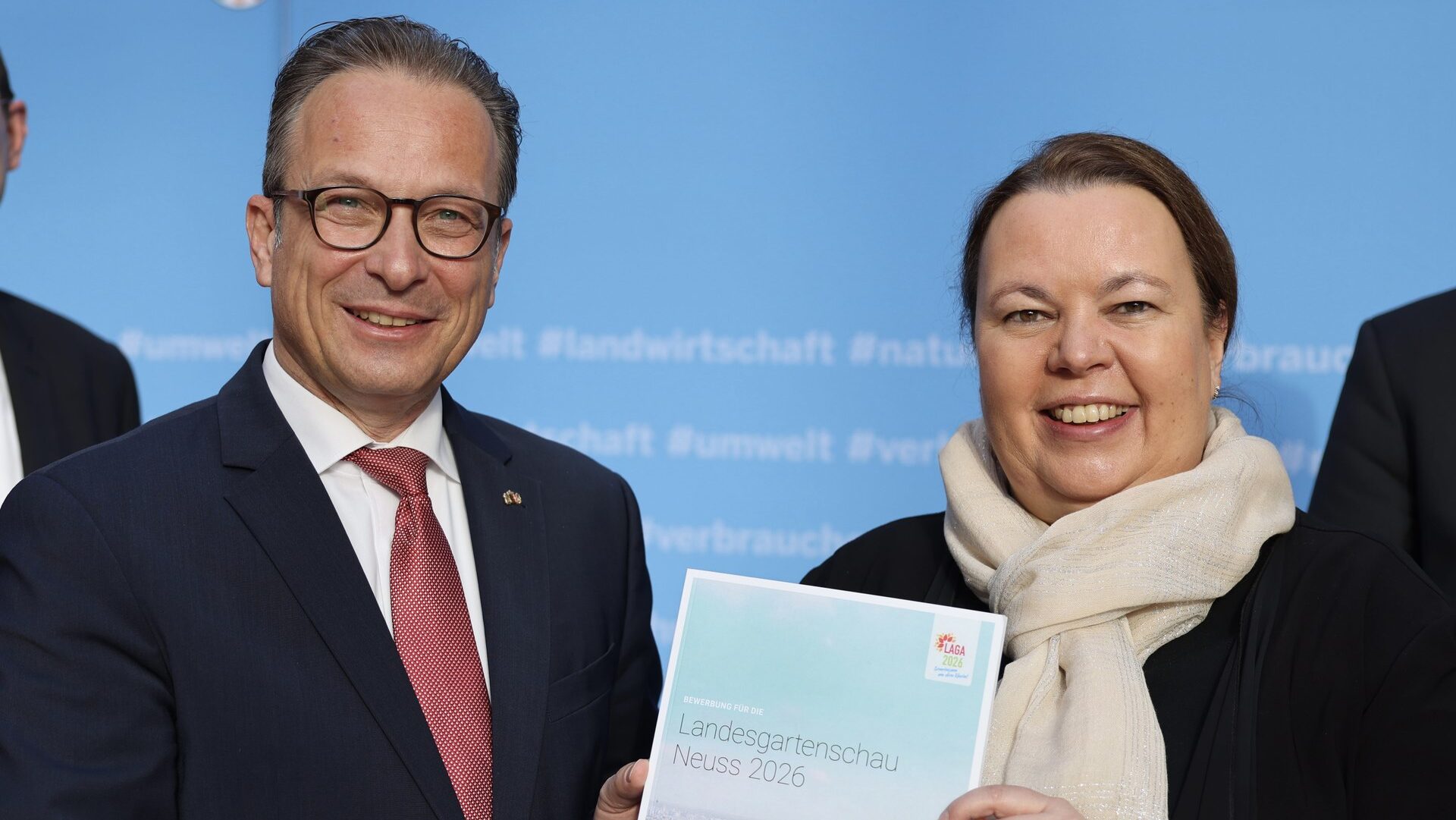 NRW-Umweltministerin Ursula Heinen-Esser vergibt die Landesgartenschau 2026 nach Neuss | Bild: Stadt Neuss NRW-Umweltministerin Ursula Heinen-Esser vergibt die Landesgartenschau 2026 nach Neuss | Bild: Stadt Neuss