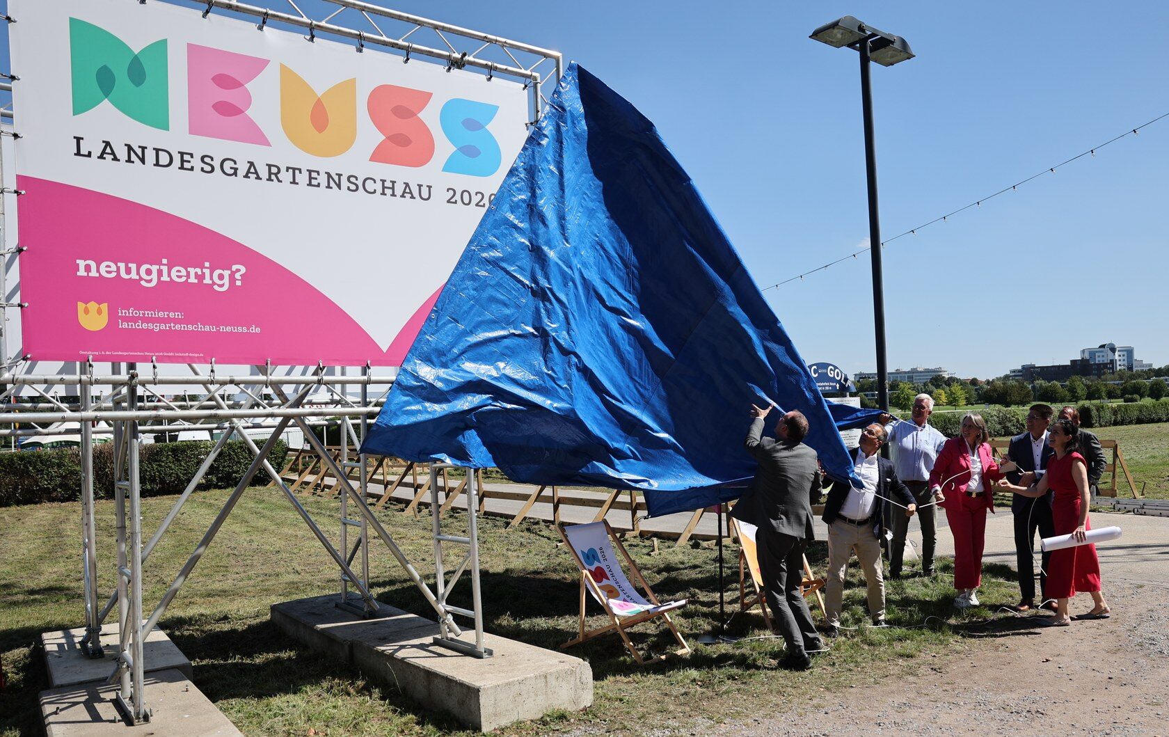 Mit der Enthüllung des aktualisierten Baustellenbanners auf dem Gelände ist die Landesgartenschau Neuss 2026 pünktlich zum Schützenfest präsent. | Foto: Stadt Neuss Mit der Enthüllung des aktualisierten Baustellenbanners auf dem Gelände ist die Landesgartenschau Neuss 2026 pünktlich zum Schützenfest präsent. | Foto: Stadt Neuss