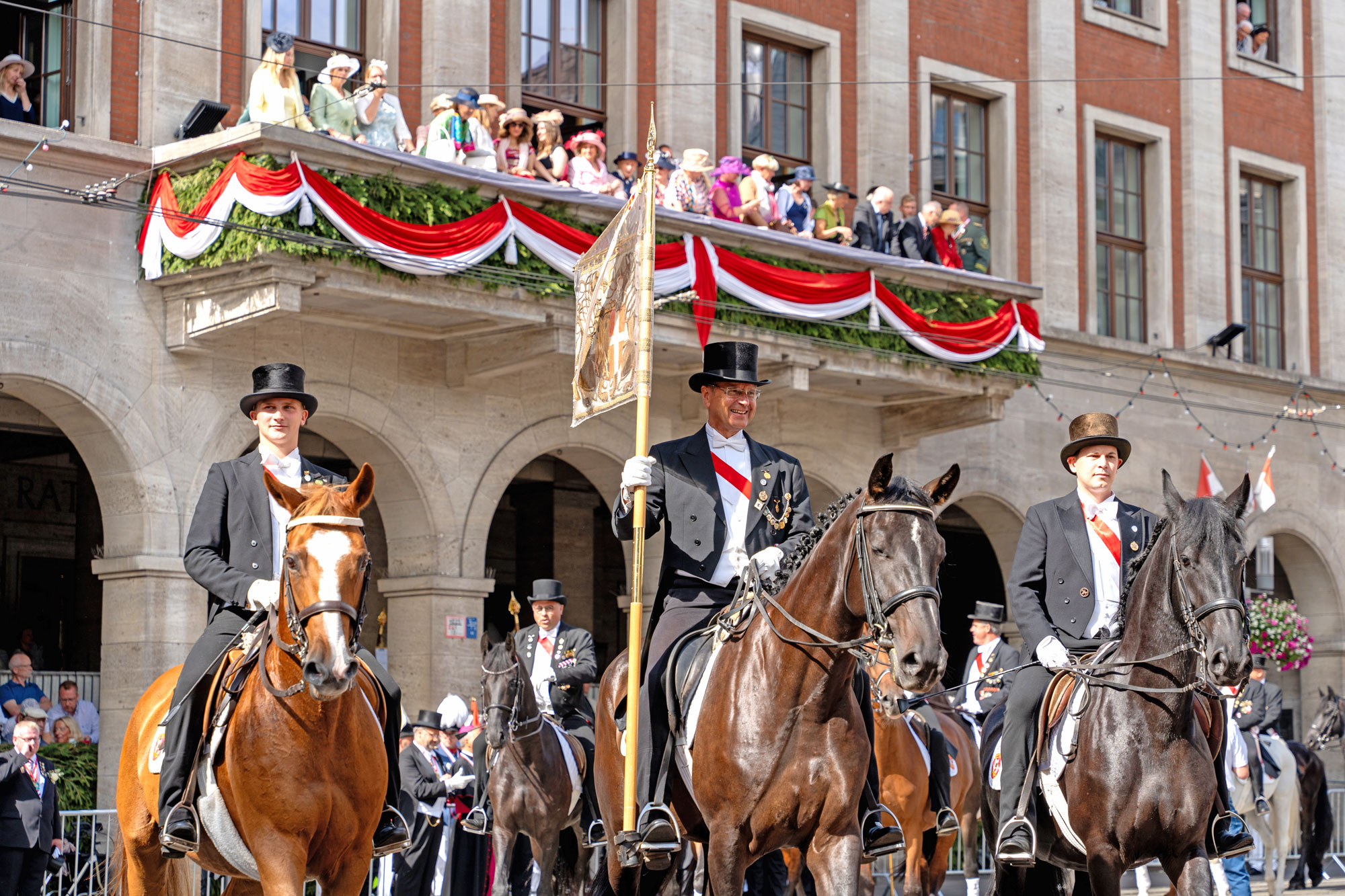 Ein Höhepunkt des Jahres: das Neusser Bürger-Schützenfest feiert 200. Geburtstag. Auf dem Bild sieht man die Königsparade am Sonntag. | Foto: Stadt Neuss
