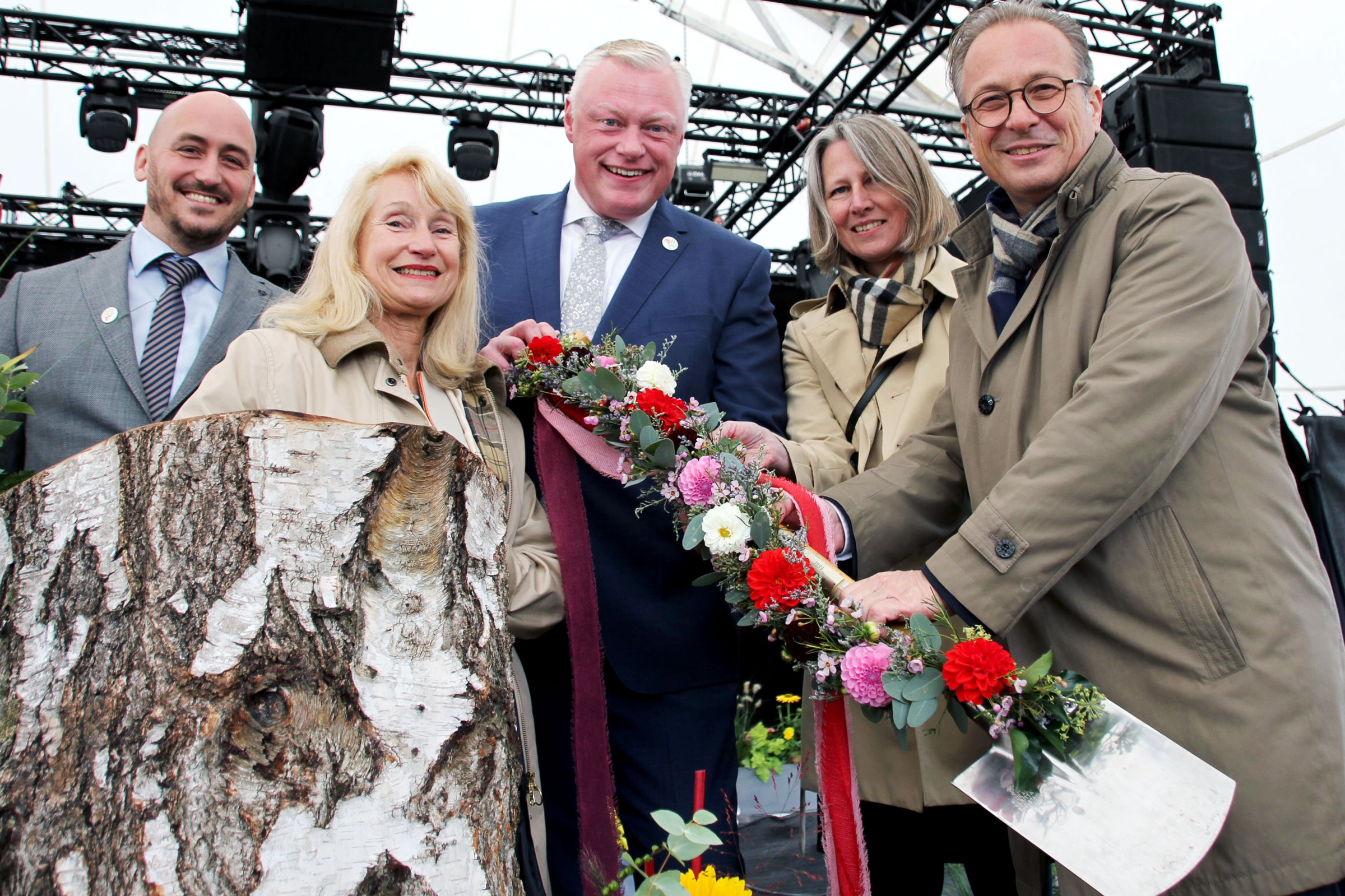 Der symbolische Staffelstab in Form eines Spatens geht von Höxter nach Neuss: LGS-Geschäftsführer Jan Sommer (v. l.), Gisela Hohlmann (stellvertretende Bürgermeisterin Neuss), Höxters Bürgermeister Daniel Hartmann, Annette Nothnagel (Geschäftsführerin Landesgartenschau Neuss GmbH) und Reiner Breuer (Bürgermeister Neuss). Foto: LGS Höxter/Madita Schellenberg Der symbolische Staffelstab in Form eines Spatens geht von Höxter nach Neuss: LGS-Geschäftsführer Jan Sommer (v. l.), Gisela Hohlmann (stellvertretende Bürgermeisterin Neuss), Höxters Bürgermeister Daniel Hartmann, Annette Nothnagel (Geschäftsführerin Landesgartenschau Neuss GmbH) und Reiner Breuer (Bürgermeister Neuss). Foto: LGS Höxter/Madita Schellenberg