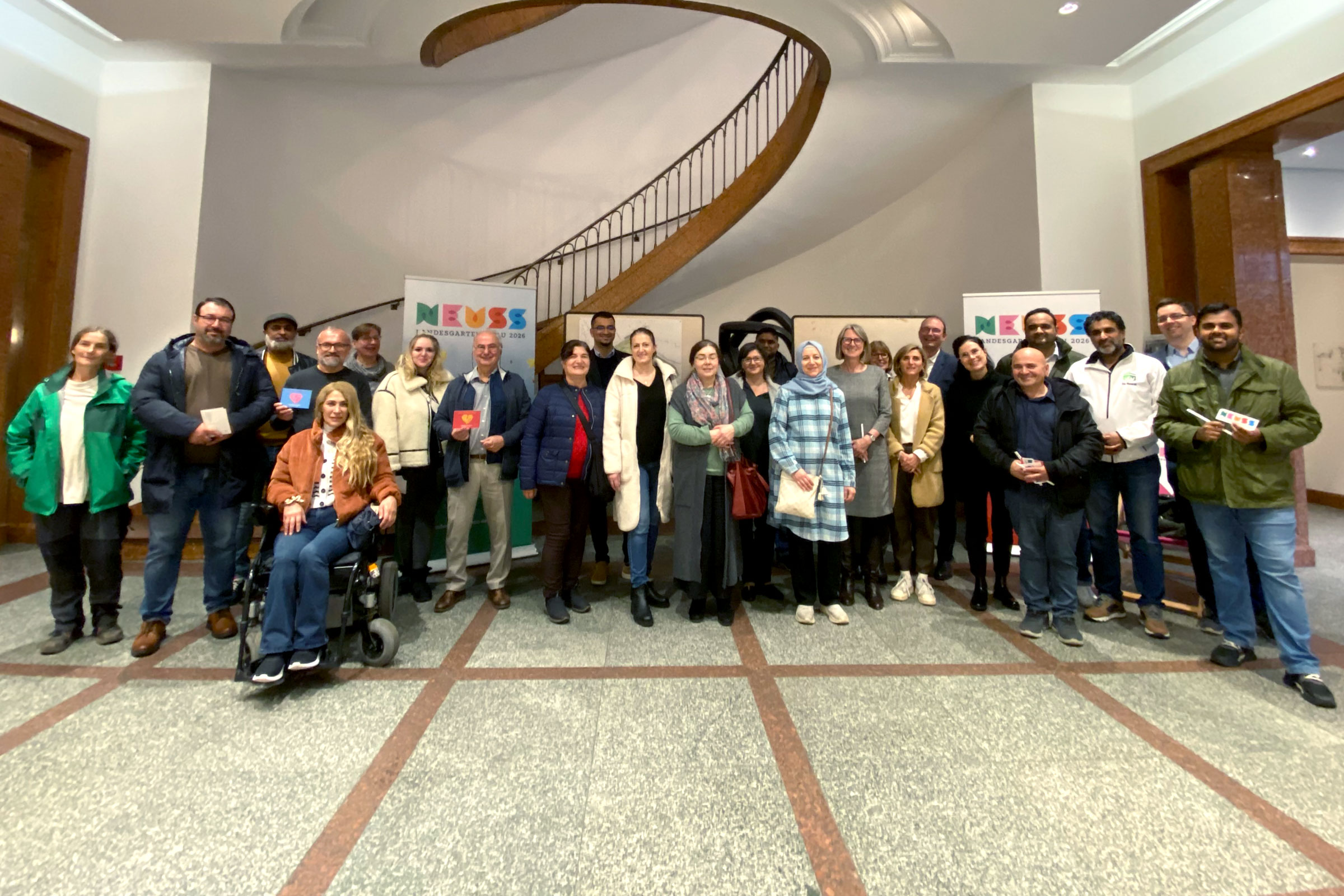Gruppenbild: Rund 20 Vertreterinnen und Vertreter verschiedener Migrantenselbstorganisationen und aktive Personen in Migrationsgesellschaften trafen LAGA GmbH und Mitmachverein. Gruppenbild: Rund 20 Vertreterinnen und Vertreter verschiedener Migrantenselbstorganisationen und aktive Personen in Migrationsgesellschaften trafen LAGA GmbH und Mitmachverein.