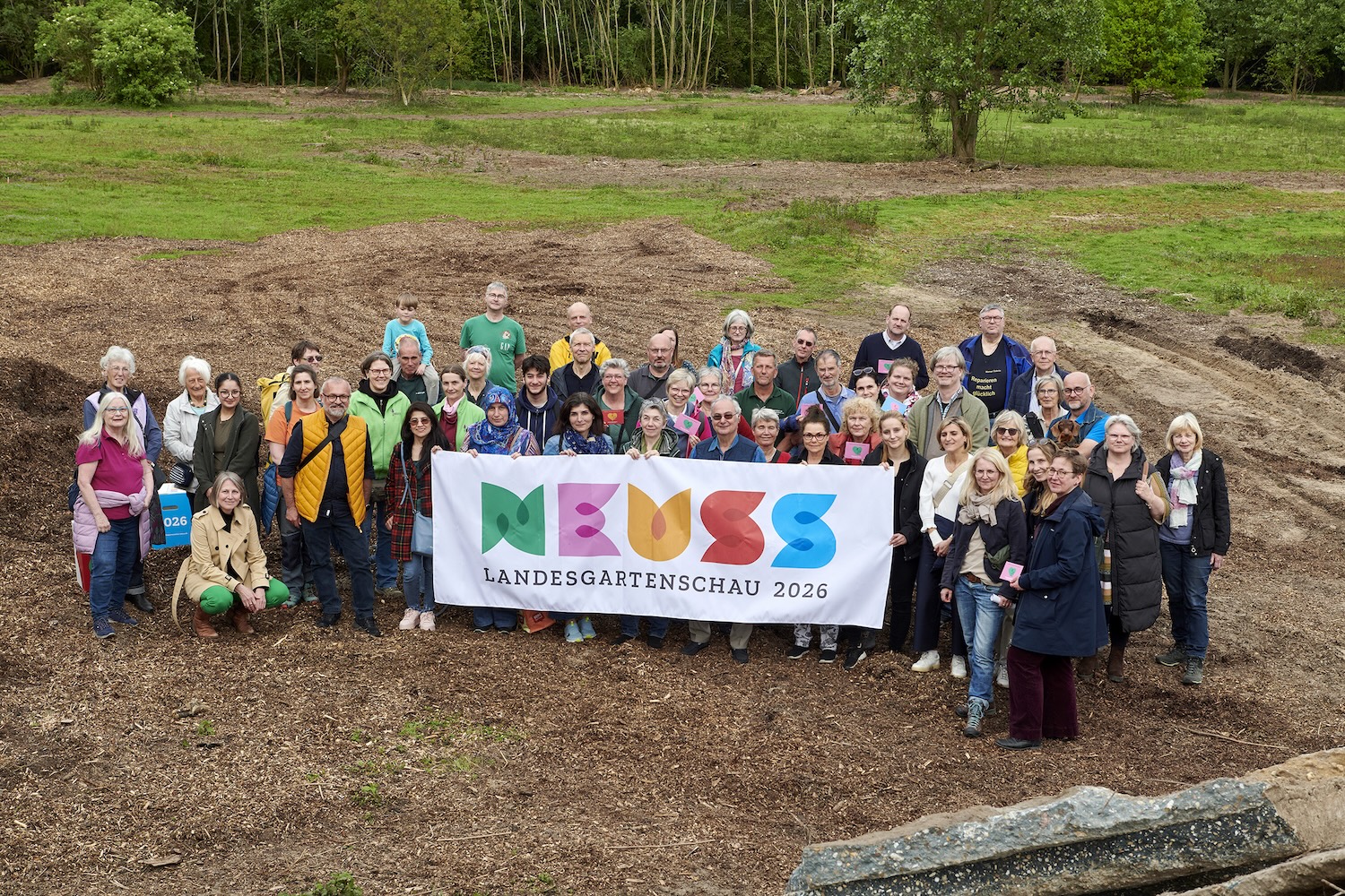 Rund 50 Garteninteressierte folgten am Montag, 29.04.2024, der Einladung der Landesgartenschau GmbH, um das künftige Gartenareal der Landesgartenschau Neuss 2026 im neu entstehenden Park in Augenschein zu nehmen. | Foto: LAGA GmbH © Thomas Mayer_Archive