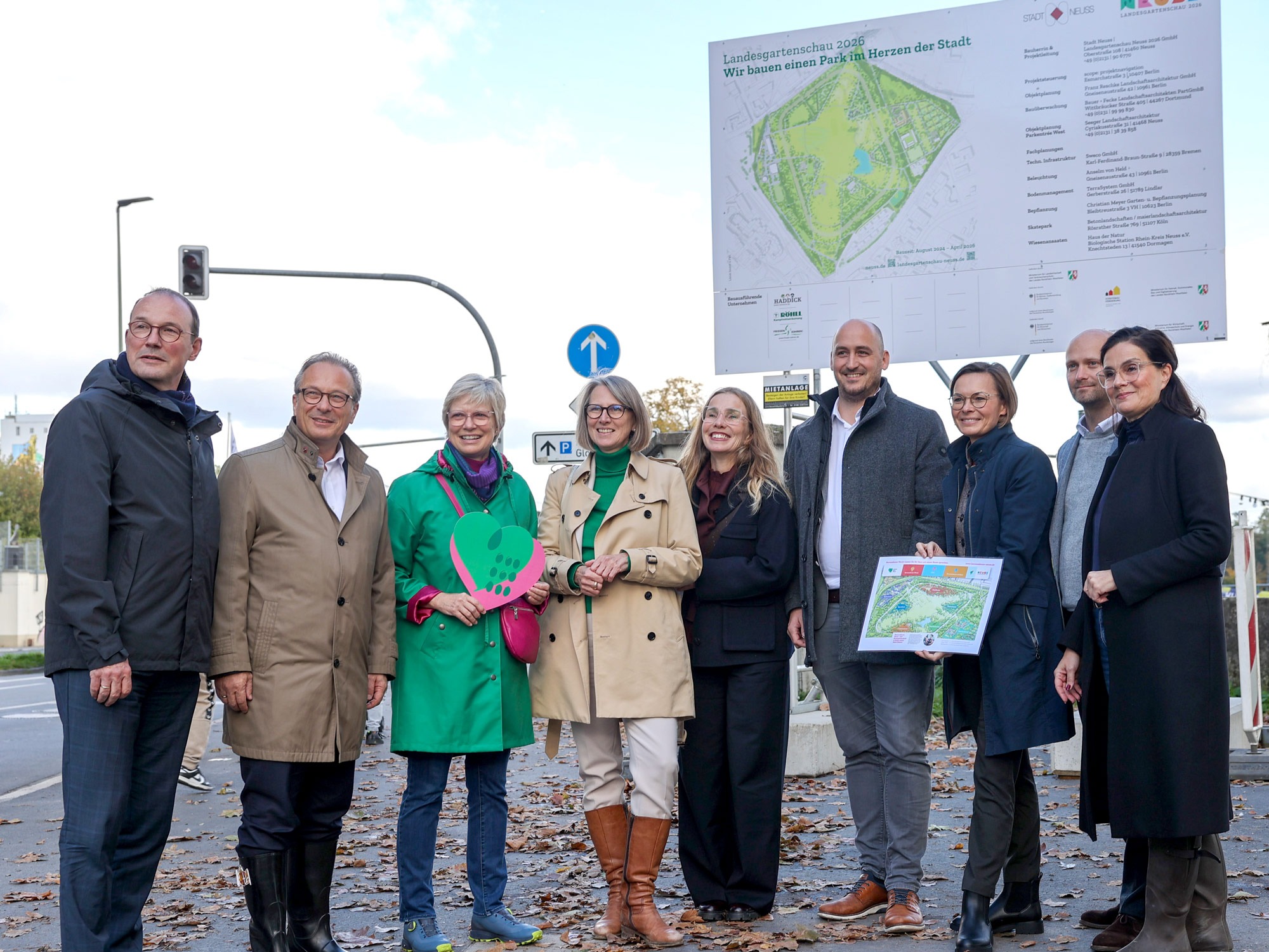 Bürgermeister Reiner Breuer und die Geschäftsführung der Landesgartenschau Neuss 2026 GmbH führen über die Baustelle zur Landesgartenschau 2026. Mit dabei auch der Mitmachverein Grünes Herz Neuss. | Foto: Stadt Neuss