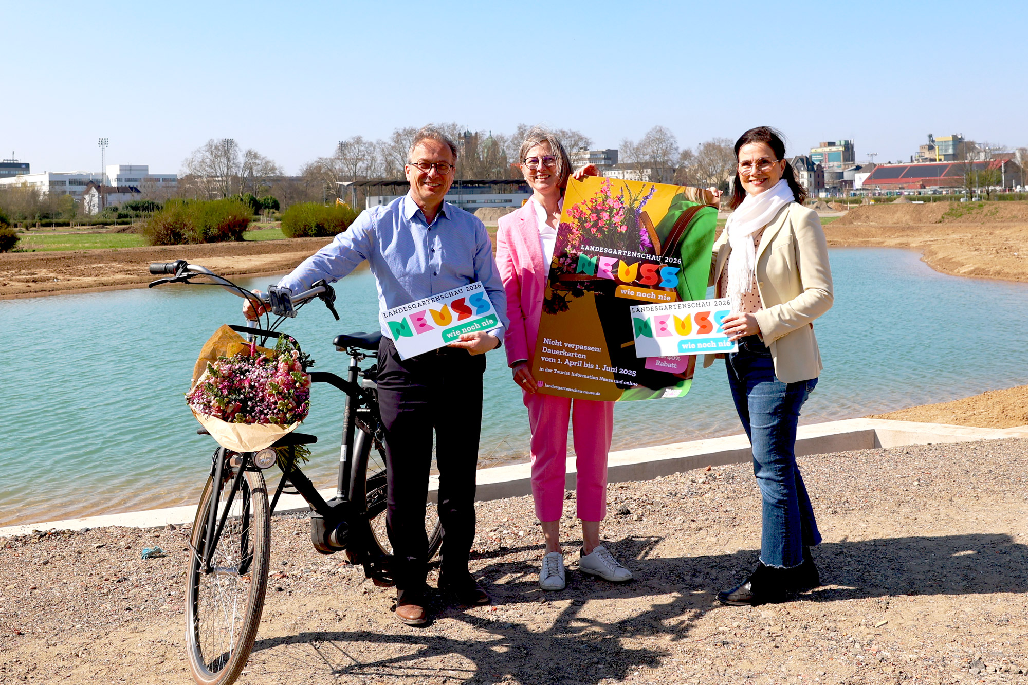 Mitten auf dem Landesgartenschau-Gelände freuen sich v.l. Bürgermeister Reiner Breuer, LAGA-Geschäftsführerin Annette Nothnagel und Sandra Maria Breuer, Vorsitzende des Mitmachvereins Grünes Herz Neuss auf das "Wie noch nie"-Gefühl in Neuss.